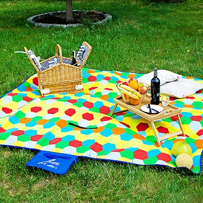 Modne koce polarowe - niezbędne na każdym wyjeździe za miasto.