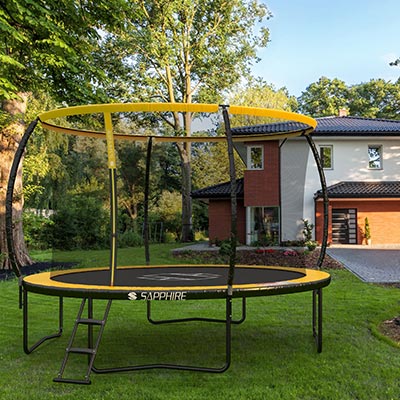 Bezpieczeństwo podczas zabawy na trampolinie.