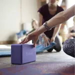 Kostka do jogi z pianki Gaiam 52214 - fioletowa Kostka do jogi z pianki Gaiam 52214 - fioletowa