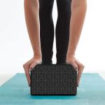 Kostka do jogi z pianki Gaiam Embossed Black 63438 