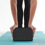 Kostka do jogi z pianki Gaiam Embossed Black 63438 Kostka do jogi z pianki Gaiam Embossed Black 63438