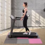 Mata puzzle pod sprzęt One Fitness MP10 10 mm 9 elementów - różowo-szara Mata puzzle pod sprzęt One Fitness MP10 10 mm 9 elementów - różowo-szara