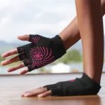 Rękawiczki antypoślizgowe Gaiam 57125 - czarno-różowe Rękawiczki antypoślizgowe Gaiam 57125 - czarno-różowe